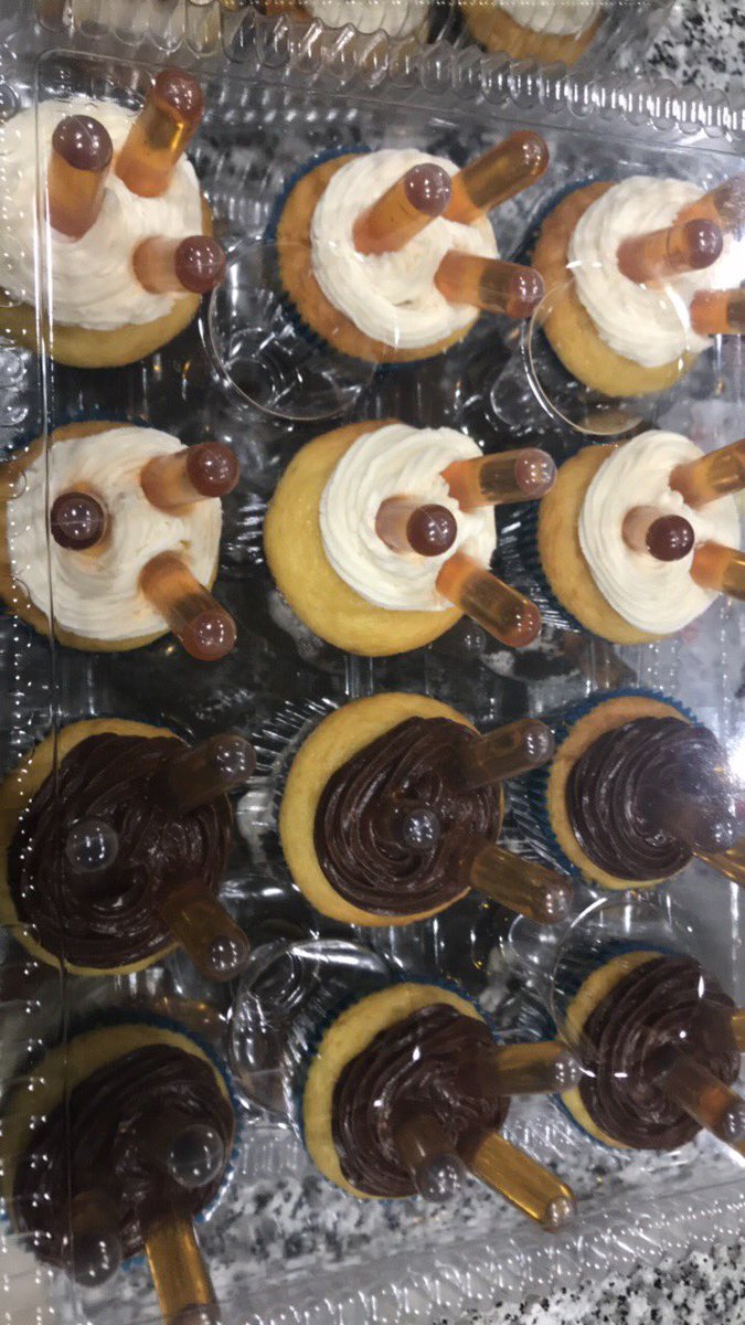 xx_simoneee's tweet photo. I don’t post my business on here but located in the DMV Area . All Different Kinds of Flavors . $2 for 1 cupcake.👩🏽‍🍳 https://t.co/VkkVAWJXMM