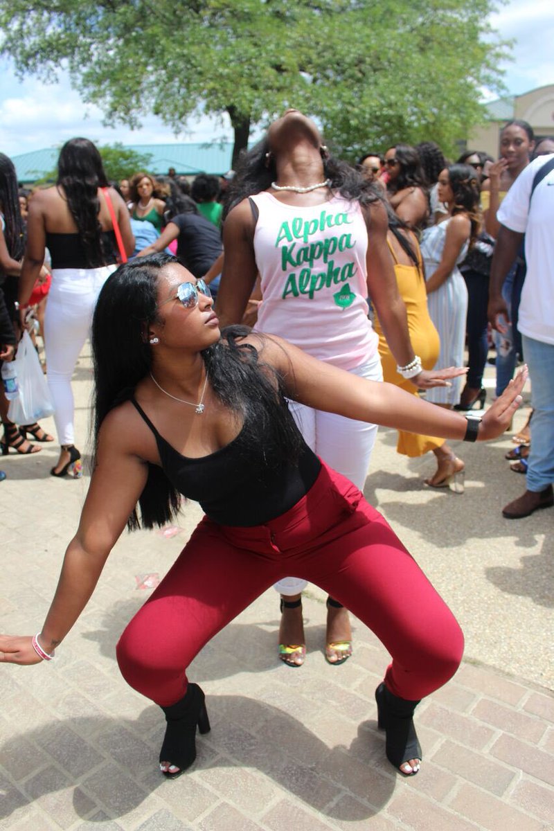 suchayeelady's tweet photo. Roommate goals #PrettyDevastating 💕💚❤️ https://t.co/GMQMMVEWch