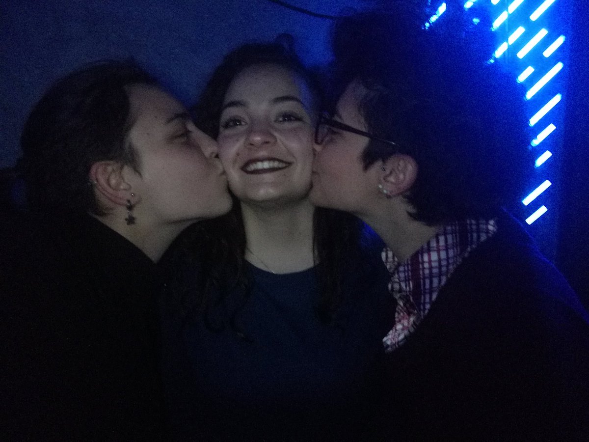 Valeria_Nemo's tweet photo. Beata fra le sorelle! ❤❤❤
#HiTechClub #tennents #beer #Karaoke #sisters #love #bestfriends https://t.co/e3WgLAENHk