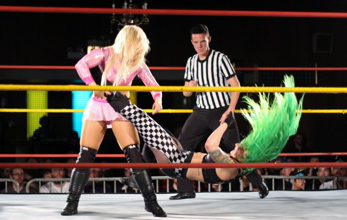 DAFALCON11's tweet photo. @Shazza_McKenzie defended the #HeartofShimmer title v @Shotziblack on #SHIMMER101 What a match! https://t.co/cVF2XDqWSE