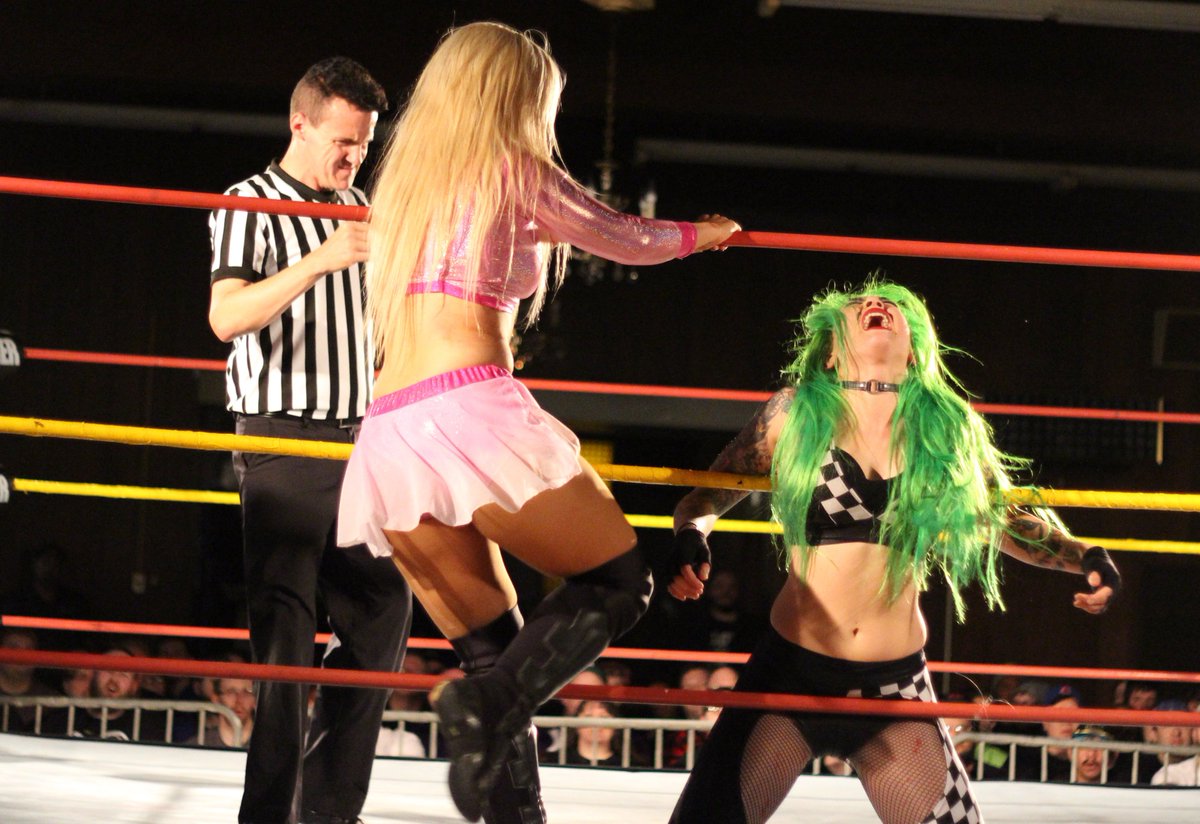 DAFALCON11's tweet photo. @Shazza_McKenzie defended the #HeartofShimmer title v @Shotziblack on #SHIMMER101 What a match! https://t.co/cVF2XDqWSE