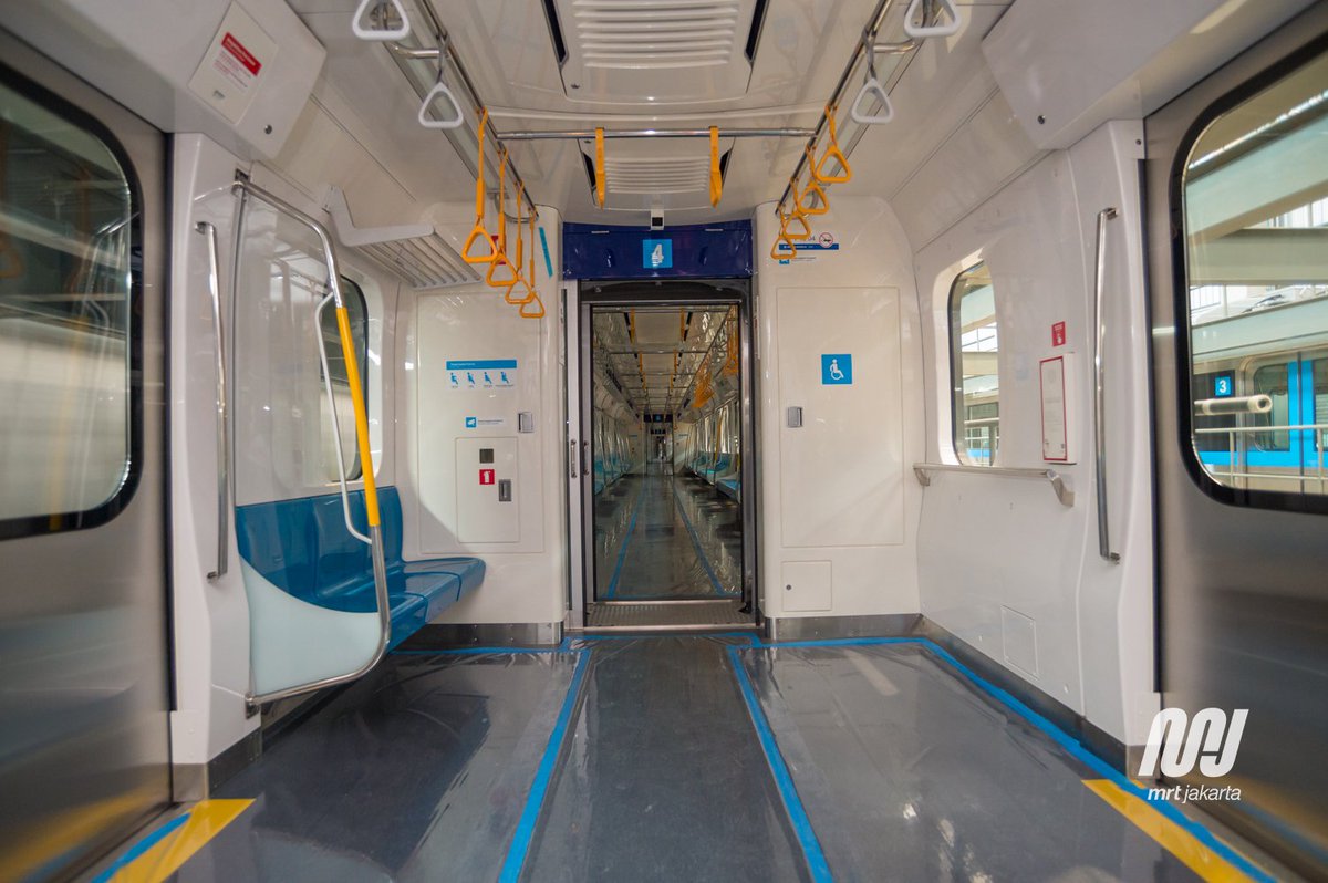 Tempat untuk kursi roda tersedia di kereta nomor 3 &amp; 4, dimana posisinya terletak di tengah rangkaian. Dalam satu kereta bisa menampung 2 kursi roda, artinya 1 rangkaian dapat menampung 4 kursi roda.