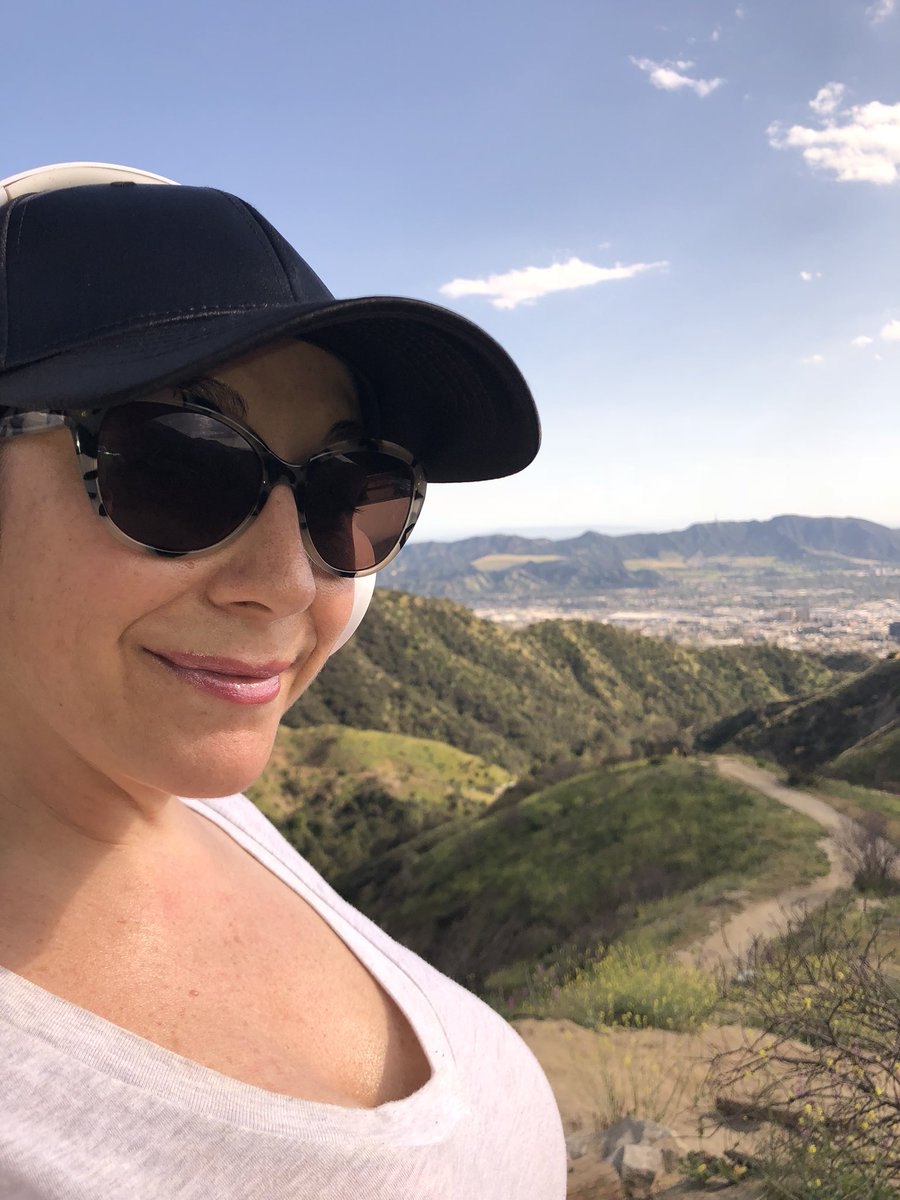 MsJewellMarceau's tweet photo. I had to climb a 2 mile high mountain today. Because today has been a real shitty day. Today will end on a high note, but will I make it to the top? #exerciseishealing #getuponyourfeetandmove #getoutinnature #SOCALHiking #naturalbeauty #selfcare #selfimprove https://t.co/IfuejfECdS