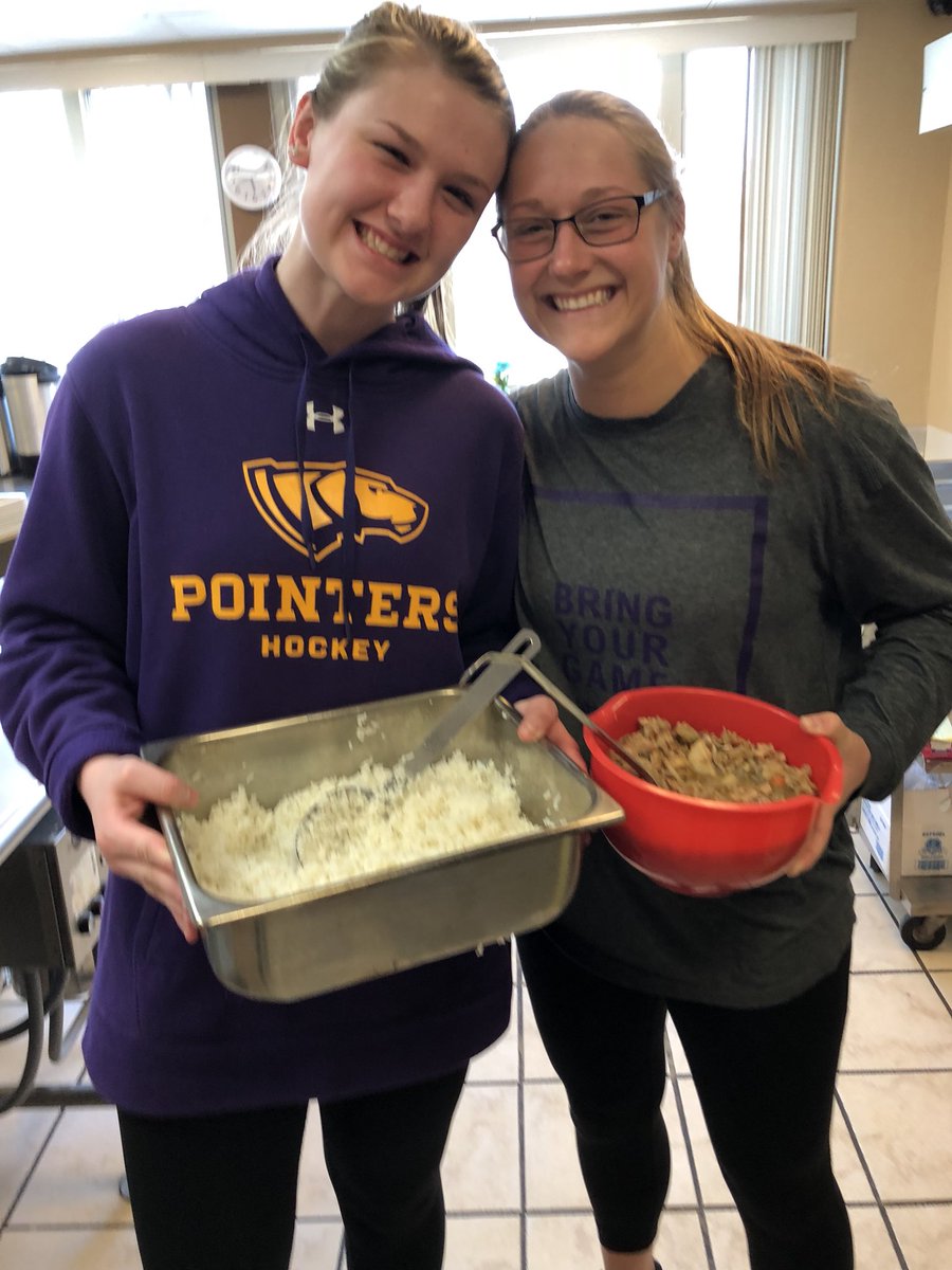 UWSPWBB's tweet photo. The @UWSPWBB team joined fellow student-athletes tonight to serve dinner at the Hope Center #PointersGiveBack #UWSP #WhyD3 https://t.co/HLfZhqOJL6