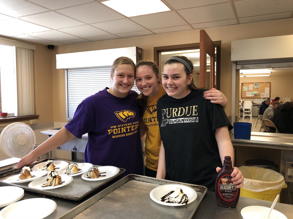 UWSPWBB's tweet photo. The @UWSPWBB team joined fellow student-athletes tonight to serve dinner at the Hope Center #PointersGiveBack #UWSP #WhyD3 https://t.co/HLfZhqOJL6