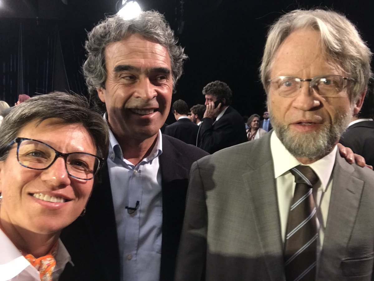 ClaudiaLopez's tweet photo. Acá estamos el equipo de la #LaFuerzaDeLaEsperanza #FajardoPRESIDENTE en #ElGranDebate https://t.co/EwStJtv3G7