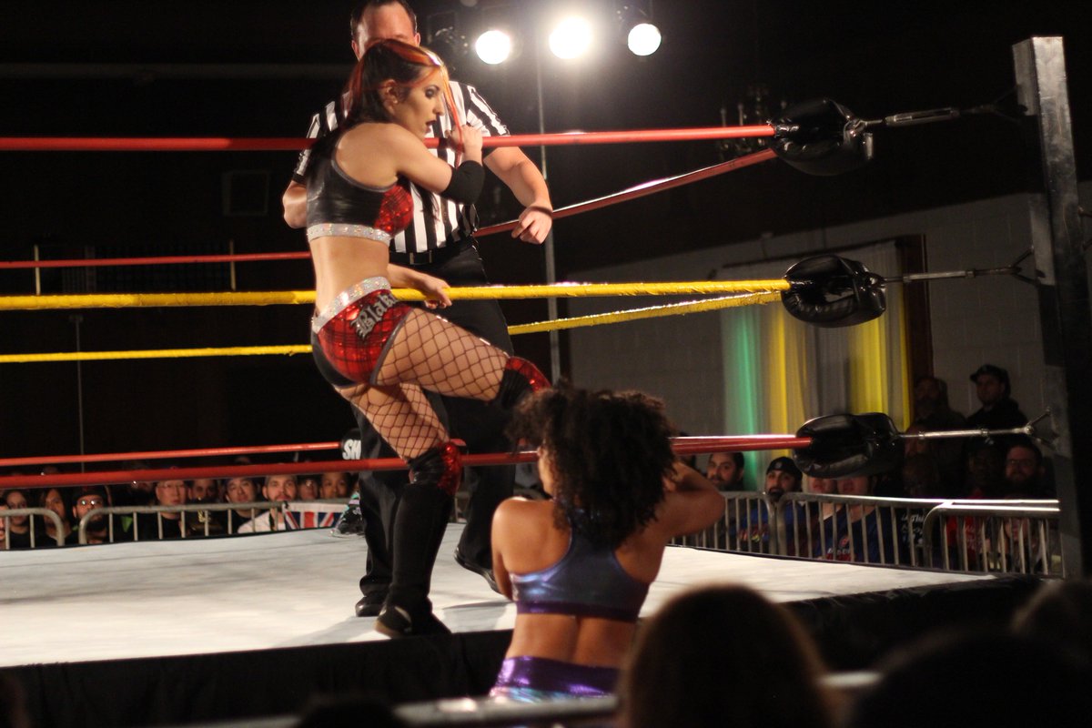 DAFALCON11's tweet photo. NYC v NJ at #SHIMMER101 as @MartiBelle took on @brittanyblake_  There was no love lost between these two!  @SHIMMERwomen  #HusonRiverAintWideEnough https://t.co/a79Vo8waz3