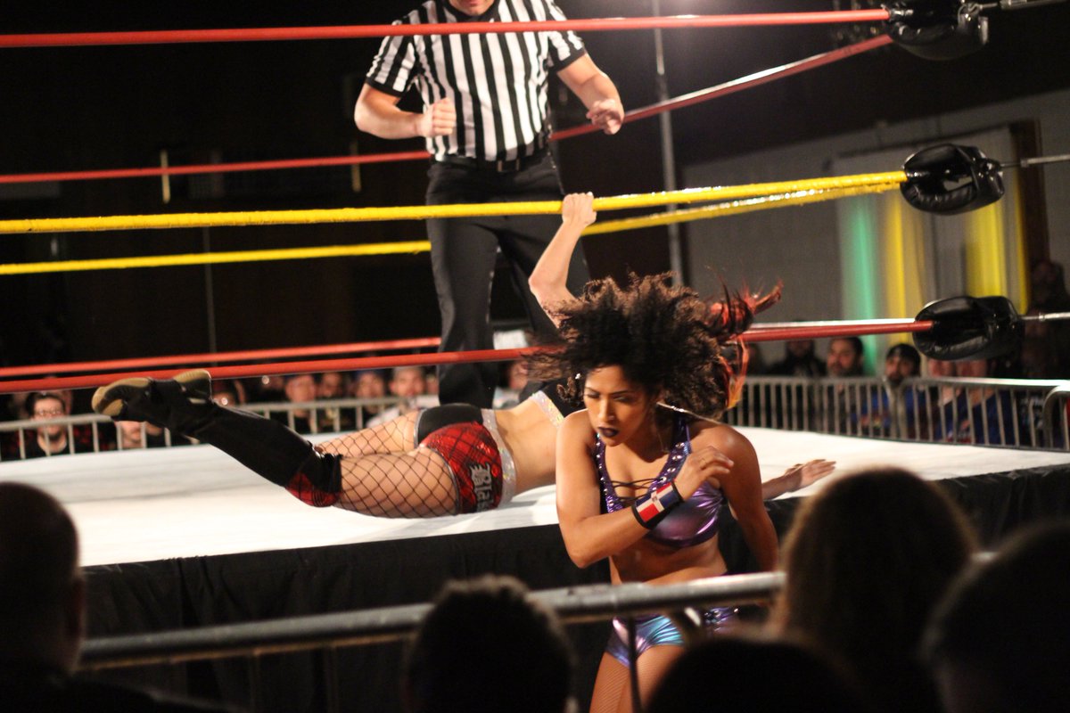DAFALCON11's tweet photo. NYC v NJ at #SHIMMER101 as @MartiBelle took on @brittanyblake_  There was no love lost between these two!  @SHIMMERwomen  #HusonRiverAintWideEnough https://t.co/a79Vo8waz3