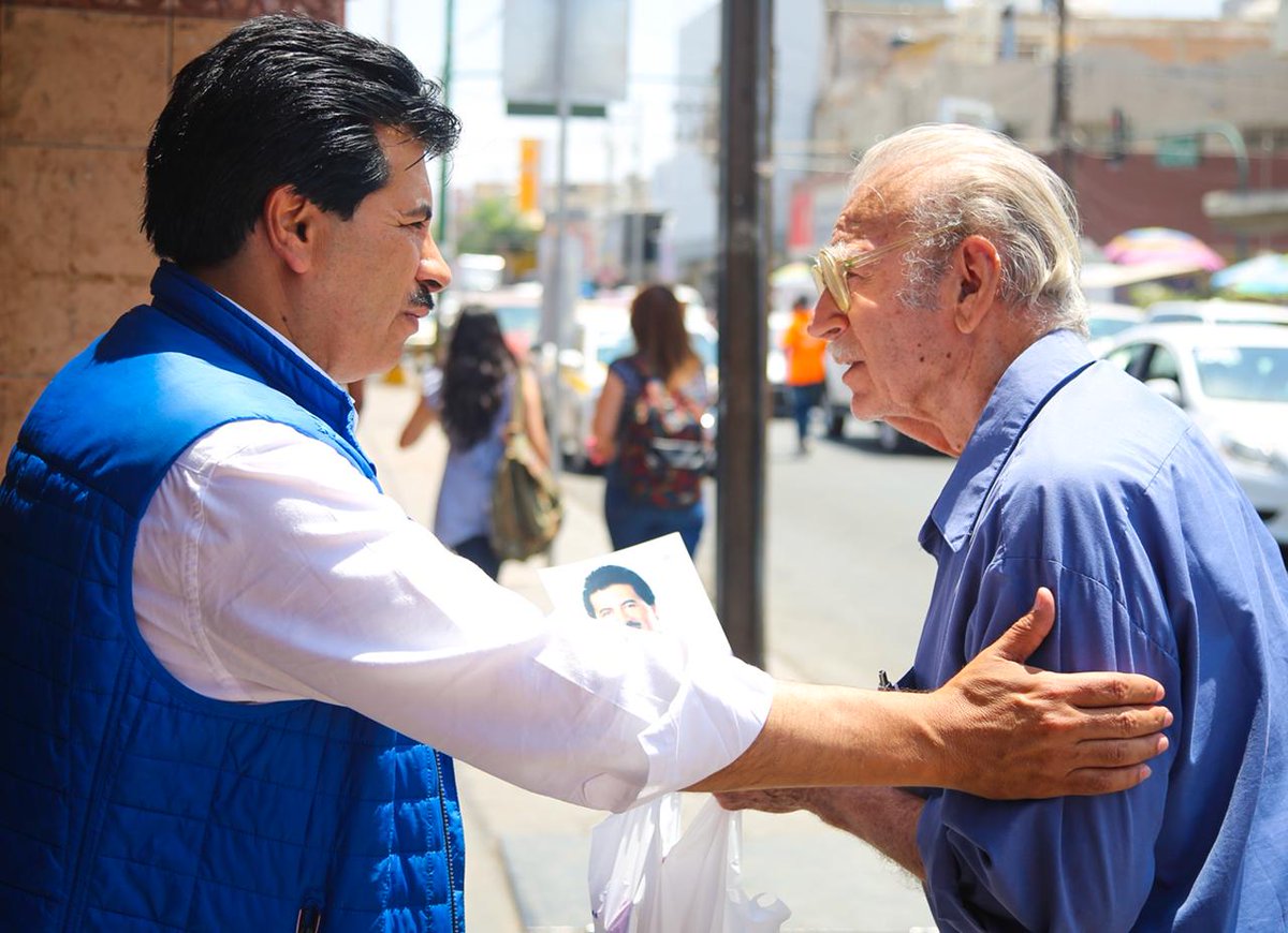 DrRamonEnriquez's tweet photo. Continuamos recorriendo La Laguna en compañía de más ciudadanos que ya se unieron al movimiento #PorMéxicoAlFrente.
¡Muchas gracias por el apoyo, el compromiso es trabajar por cada una de sus familias! 
#MovimientoCiudadano https://t.co/JikfwHyhFk