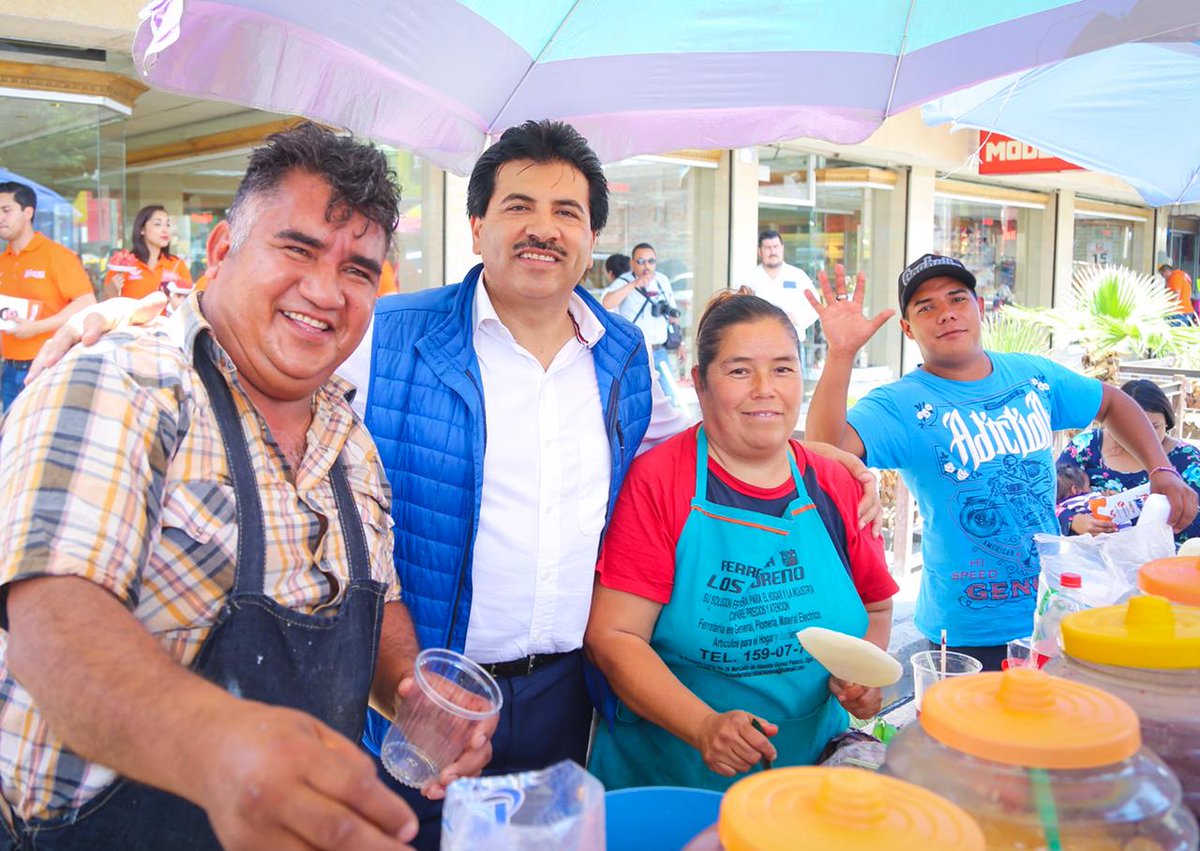 DrRamonEnriquez's tweet photo. Continuamos recorriendo La Laguna en compañía de más ciudadanos que ya se unieron al movimiento #PorMéxicoAlFrente.
¡Muchas gracias por el apoyo, el compromiso es trabajar por cada una de sus familias! 
#MovimientoCiudadano https://t.co/JikfwHyhFk