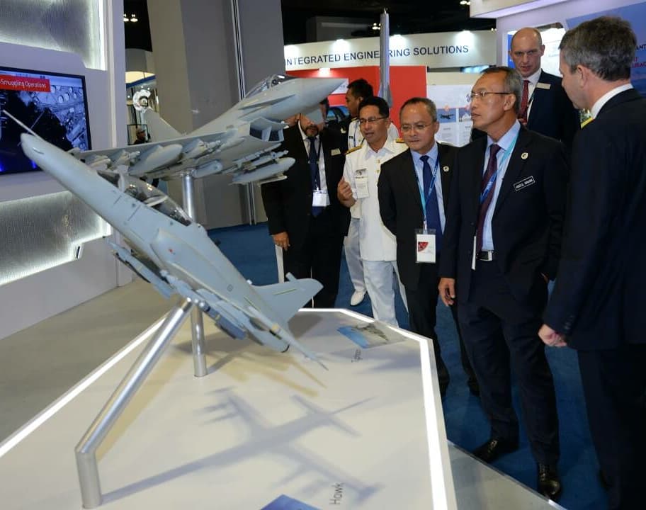 MINDEFMalaysia's tweet photo. Terdapat pelbagai jenis aset ketenteraan yang dipamerkan oleh pelbagai syarikat dari dalam dan luar negara sempena DSA2018 & NATSECAsia2018
#DSA2018
#natsecasia2018
#30yearsofDSA https://t.co/cgwRLLpuVs