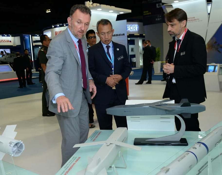 MINDEFMalaysia's tweet photo. Terdapat pelbagai jenis aset ketenteraan yang dipamerkan oleh pelbagai syarikat dari dalam dan luar negara sempena DSA2018 & NATSECAsia2018
#DSA2018
#natsecasia2018
#30yearsofDSA https://t.co/cgwRLLpuVs