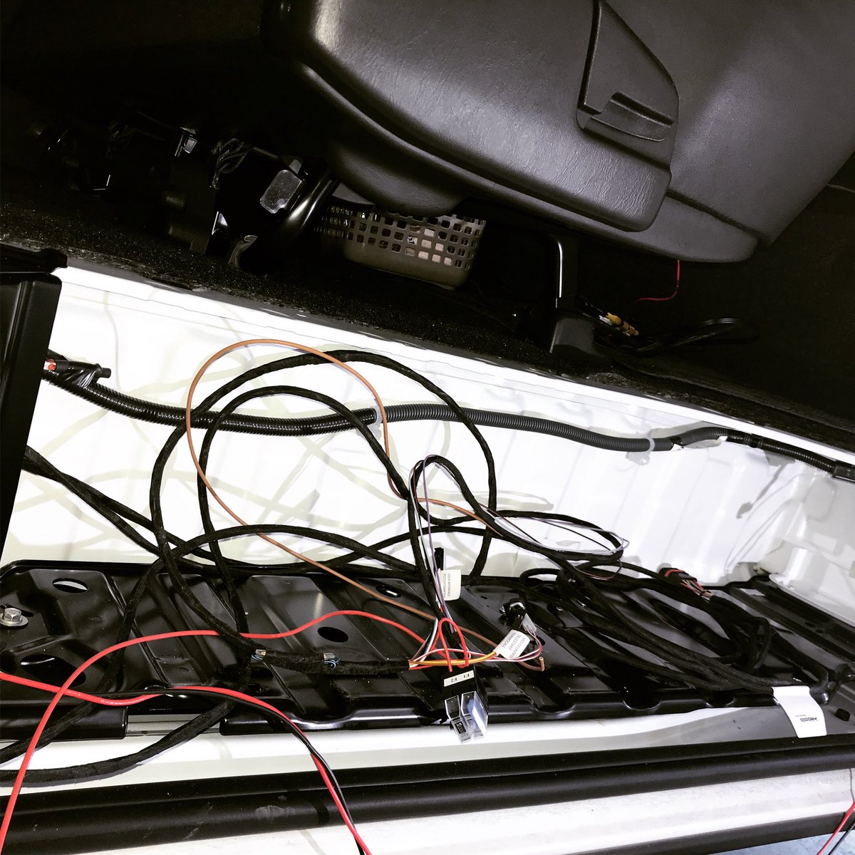 hiace_parts_net's tweet photo. ハイエースに車中泊仕様の配線中。
その後、べバストヒーター取付も行います。https://t.co/0A0N0xpUoO
#ハイエース電装 #ハイエース車中泊仕様 #へバストヒーター #tkテック #tk_tech https://t.co/rhjkHxG7j7