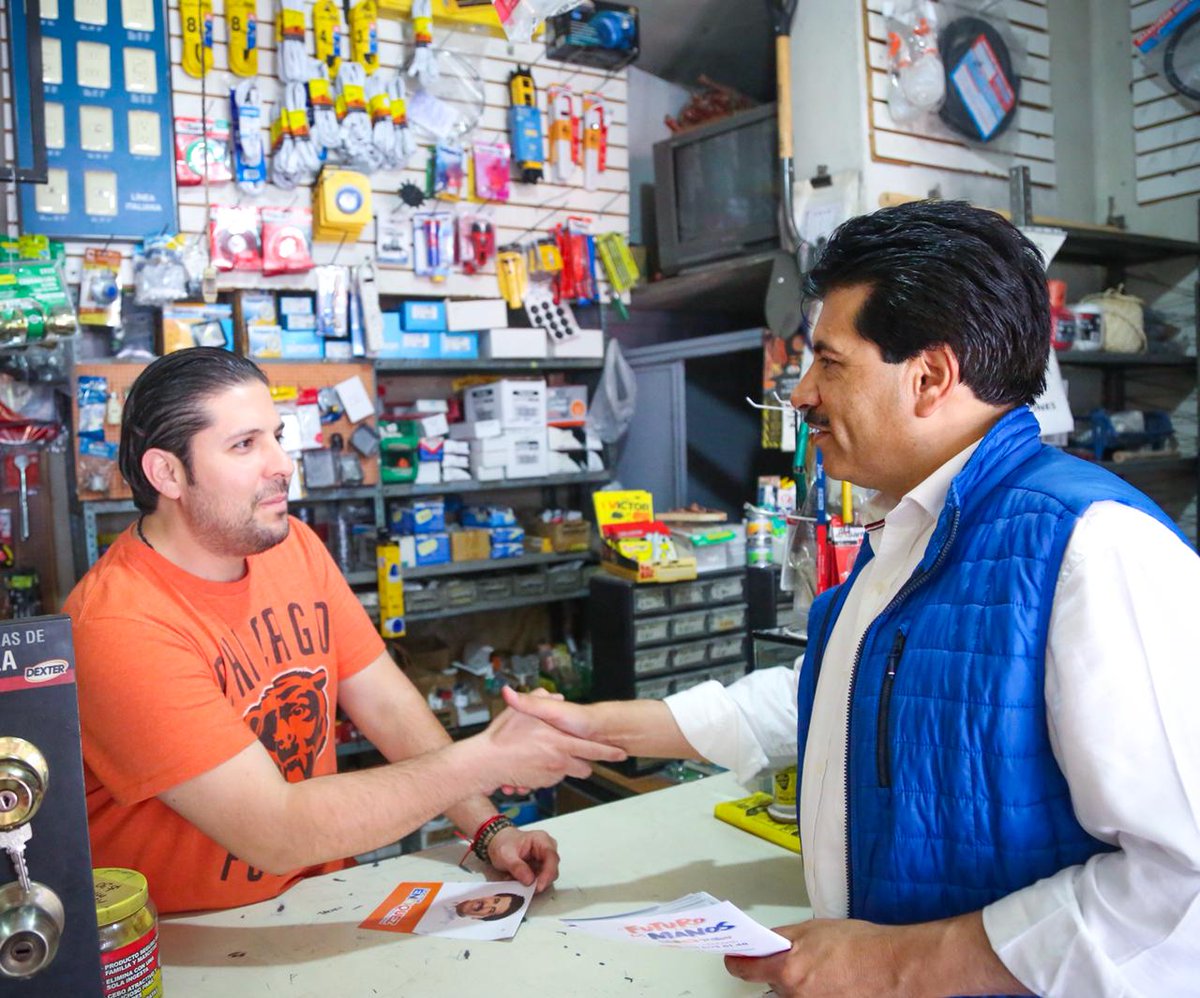 DrRamonEnriquez's tweet photo. Continuamos recorriendo La Laguna en compañía de más ciudadanos que ya se unieron al movimiento #PorMéxicoAlFrente.
¡Muchas gracias por el apoyo, el compromiso es trabajar por cada una de sus familias! 
#MovimientoCiudadano https://t.co/JikfwHyhFk