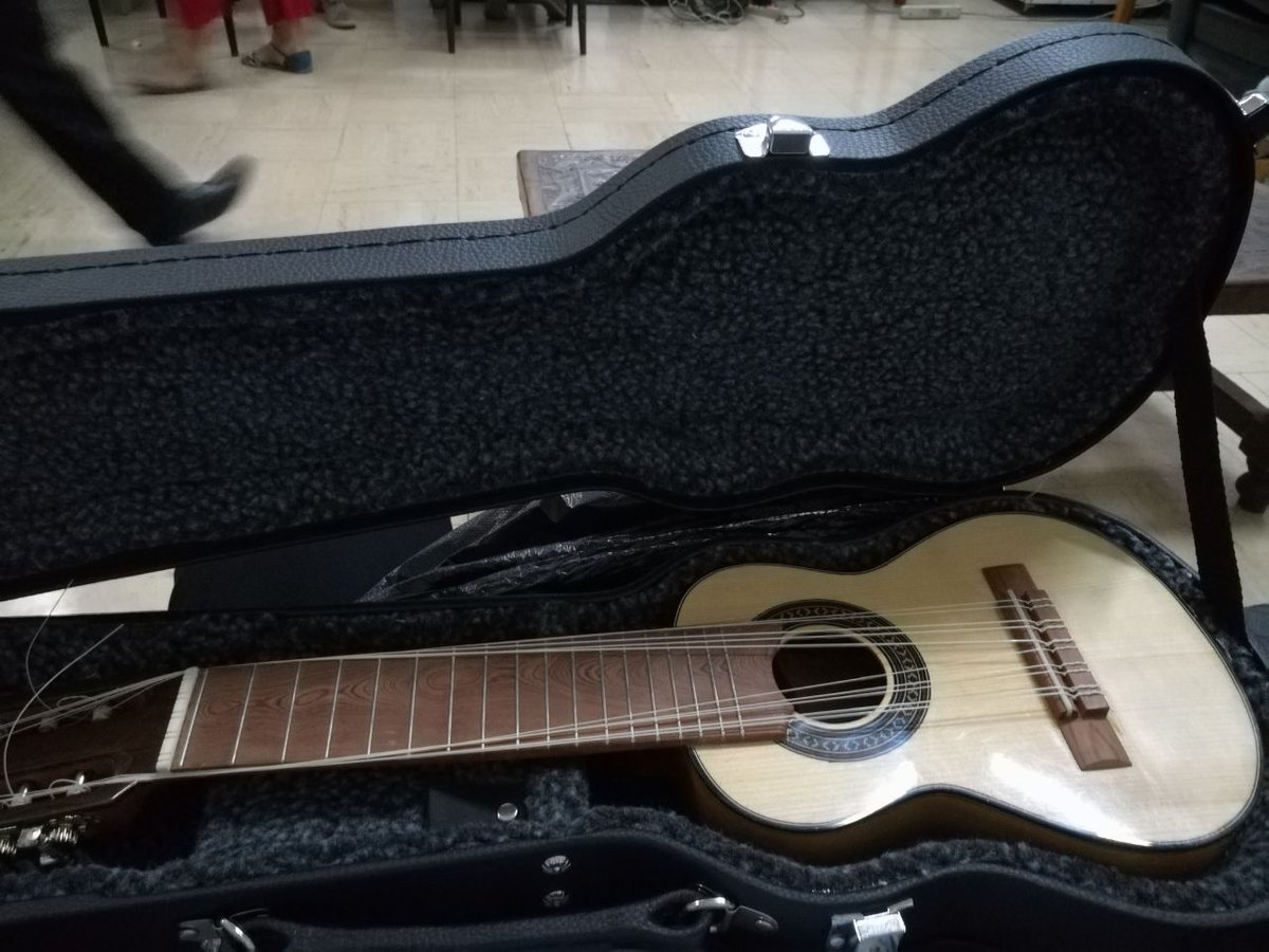 ArjonaperuFans's tweet photo. @Ricardo_Arjona Bienvenido a #Peru Gracias por aceptar el #Charango en tus manos y darte un tiempo para tus amigos de @ArjonaperuFans @INFOMUNDOARJONA https://t.co/JipzD1OMMc