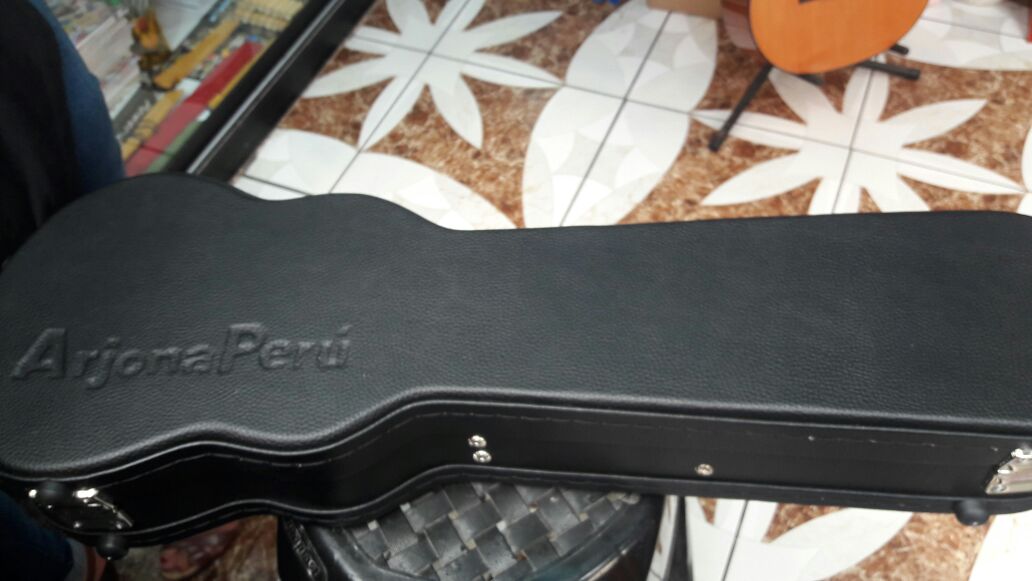 ArjonaperuFans's tweet photo. @Ricardo_Arjona Bienvenido a #Peru Gracias por aceptar el #Charango en tus manos y darte un tiempo para tus amigos de @ArjonaperuFans @INFOMUNDOARJONA https://t.co/JipzD1OMMc