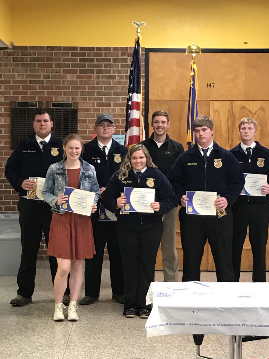 eburg_ffa's tweet photo. 💙2018 Seniors💛 Thanks @steskildsen @MrPfaffle for all you have done for us!! 💛💙 https://t.co/Dp7MOGP8wh