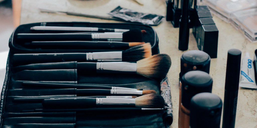 supermujerestv's tweet photo. ¿Cuántas de estas brochas tienes y no sabes cómo usar?  #BeautySM https://t.co/KvWRtdIhW2 https://t.co/uKQ28hckSp