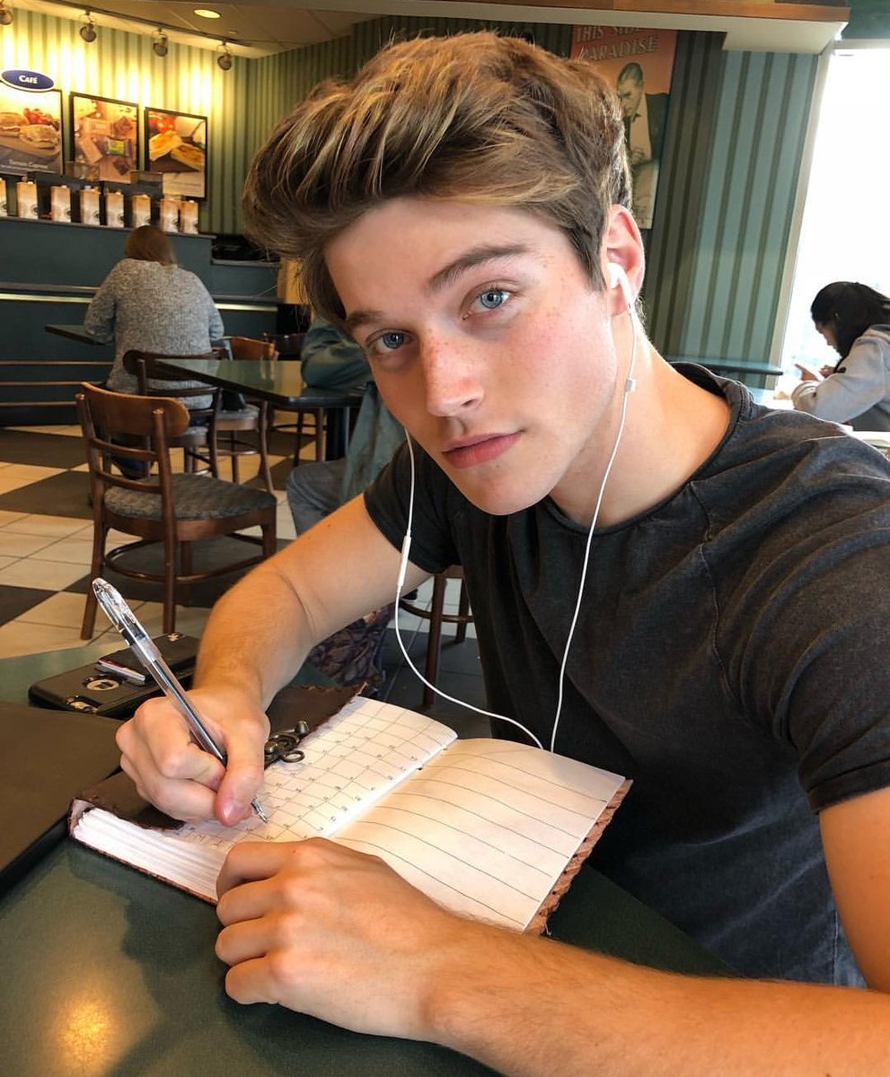 NickyNadie's tweet photo. Basta!!! Deja de ser tan guapo! 😍 https://t.co/lV2uc7FiKR