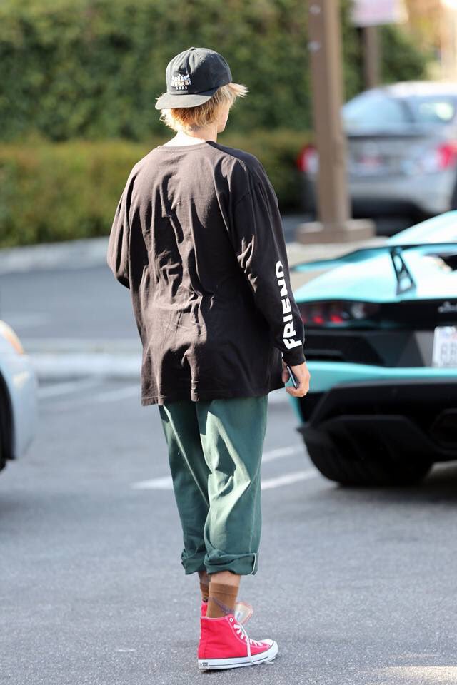 PfollowJBHelp's tweet photo. Justin hoje em Hollywood!
Vocês preferem opinar primeiro no cabelo, no óculos, na calça, na meia, ou no tênis? 

(HUMOR) https://t.co/MXIqGEkBpL
