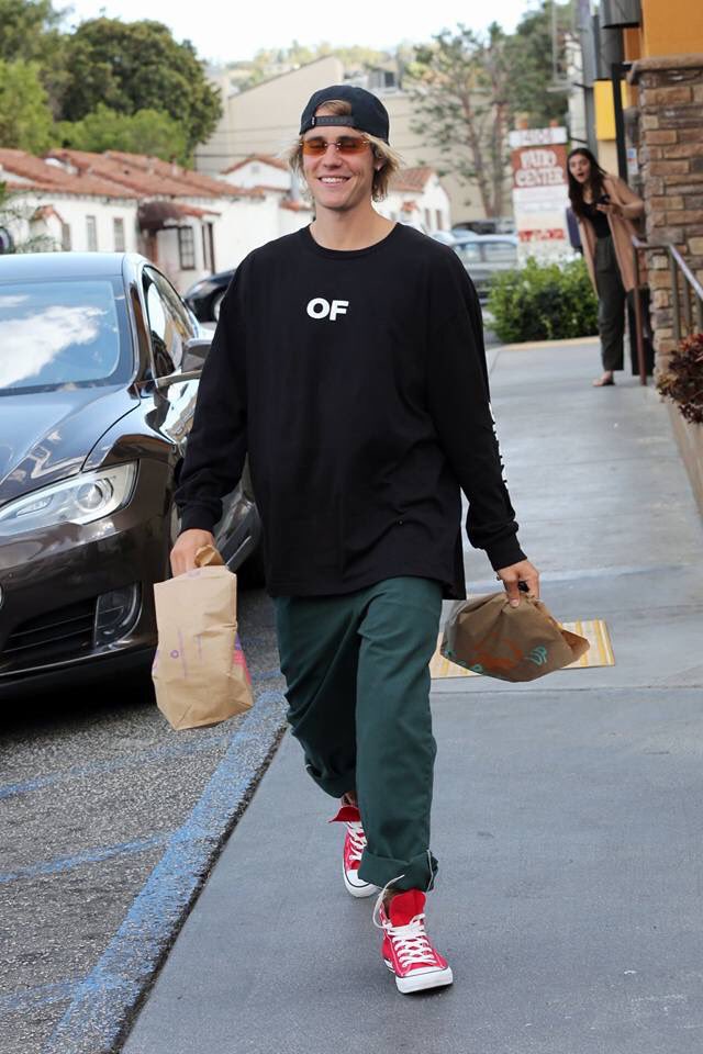 PfollowJBHelp's tweet photo. Justin hoje em Hollywood!
Vocês preferem opinar primeiro no cabelo, no óculos, na calça, na meia, ou no tênis? 

(HUMOR) https://t.co/MXIqGEkBpL