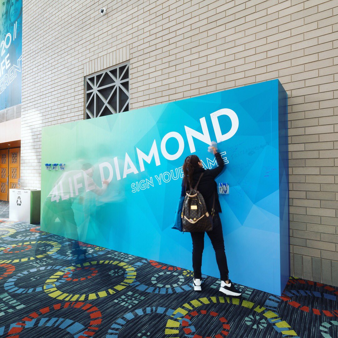 we_are_webb's tweet image. How awesome is this signing wall at @4life Convention 2018? Scenic build by 360Scenery and wall wraps by @fusionimaging 
#4life20 #4lifetransfactorplus #4lifeconvention #wearewebb