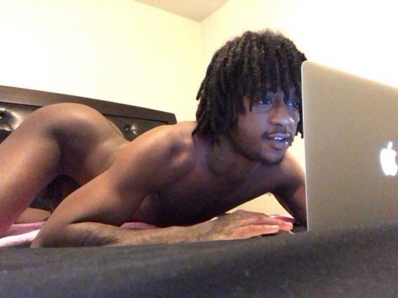 faerybae's tweet image. Me preparing my playlist before I take a bath