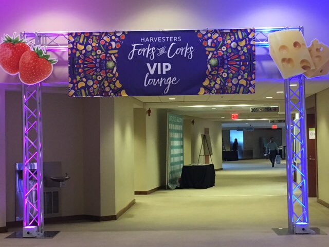 NaserJouhari's tweet photo. Did you have fun @HarvestersORG #ForksCorksKC tonight? The @KCMOHealthDept inspected and permitted all food service vendors! #publichealth https://t.co/eHNu84tbmE
