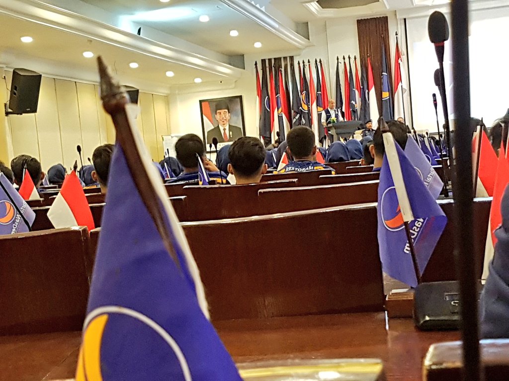 Ketua DPW NasDem Jabar <a href="/SaanMustopa/">Saan Mustopa</a> memberikan arahan ke siswa sekolah kader <a href="/ABN_NasDem/">Akademi Bela Negara Partai NasDem</a> asal Jabar.Seorg kader sbg calon pemimpin bangsa hrs tahan banting disetiap segala medan perjuangan. Shg akan membentuk calon pemimpin berkarakter dan berintegritas. <a href="/NasDem/">Partai NasDem</a> <a href="/mediaindonesia/">Media Indonesia</a>