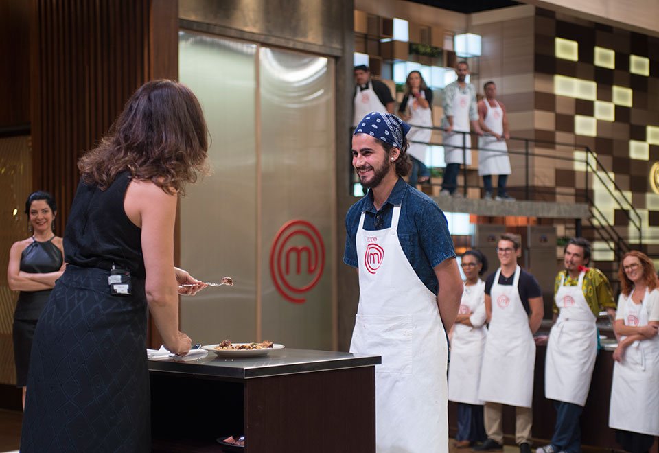SoloTuCarosella's tweet photo. Paola provando os pratos de alguns participantes no episódio passado (17/04) do @masterchefbr

@PaolaCarosella @HugoMChef @ClarisseMChef @AristeuMChef @AngelicaMChef ❤ https://t.co/QK9o1oRmKr