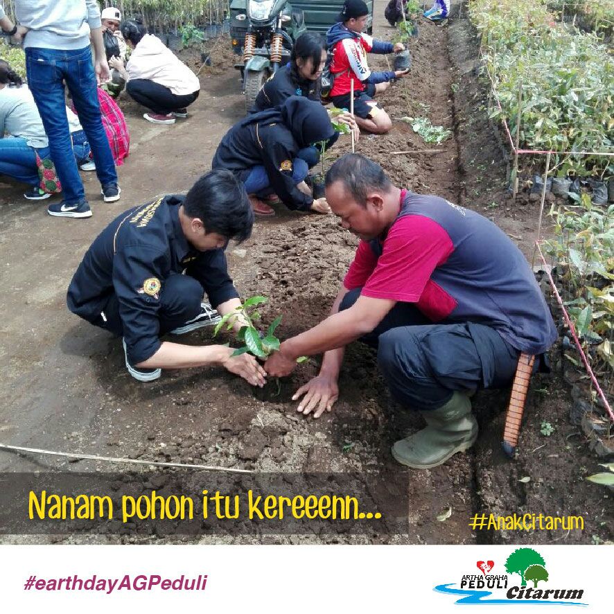TriYuyu's tweet photo. Mari menanam pohon!

#agpeduli 
#AGPeduliBumi #AGPearthday
 #EarthDay #EndPlasticPollution #lessplastic #earthday2018 @tamblingwildlife @agpeduli #AGPeduliCitarum #citarumlestari #citarumharum https://t.co/JFv73hDcmO