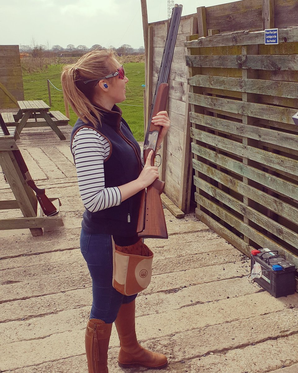 LadyGameGun's tweet photo. 💥Fri-yay💥
Means one step closer to smashing them up this weekend @parklodgeshoot #clayshoot #clayshooting #ladiesshooting #ladygun #Friday #friyay https://t.co/Xjx63qHsX1