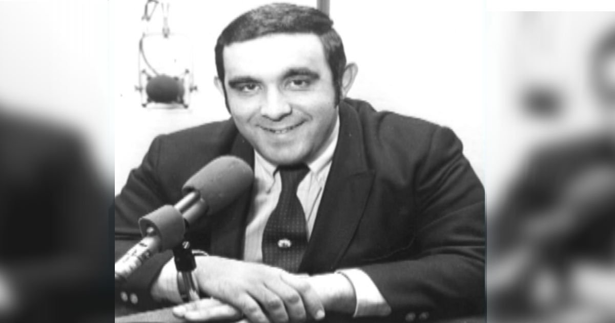 wbznewsradio's tweet photo. Gil Santos, our dear friend and legendary voice of sports in New England, died today at 80.
https://t.co/X0Jq6PtB38 https://t.co/bUg5D9wngN