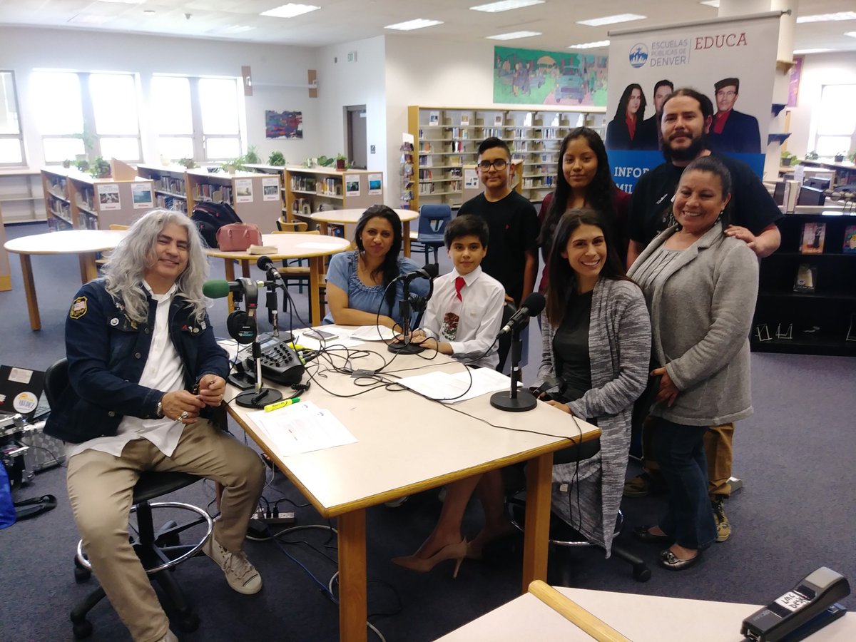 EducaDPS's tweet photo. Durante el show de Educa Radio en la Escuela Preparatoria Skinner de DPS.
#EducaRadio
#PreparatoriaSkinner https://t.co/SWFzNfZbaD