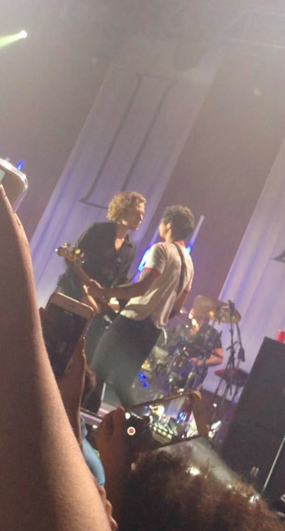 5SOSDATESLAT's tweet image. Luke y Calum en el escenario! // vía @MichaelyLedesma 
#5SOS3Tour #5SOS3Dallas