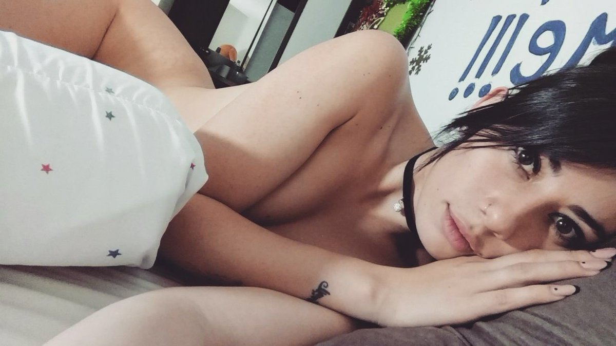 Kalagrey_'s tweet photo. Feliz noche para todos! En poco tiempo estaré en línea! Besos! 😘 
Happy Night to Everyone! In a few days i Will be online on @chaturbate @ChaturbateGirlz @ChaturbateWeb https://t.co/FZ5V3TmJDO