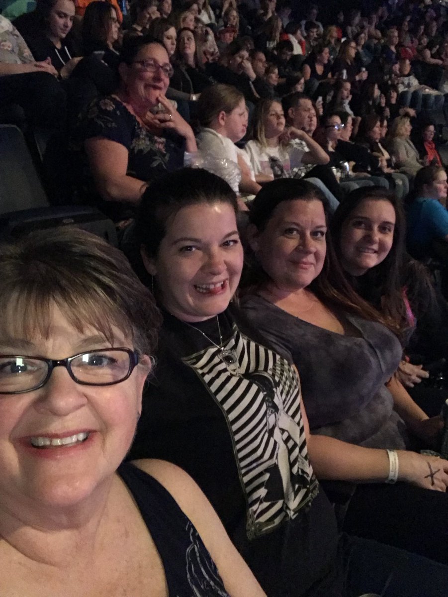 wiseone231's tweet photo. @Pink 3 generations at your show tonight! #bucketlist #youkilledit #uvagals https://t.co/saVRNHRbxw