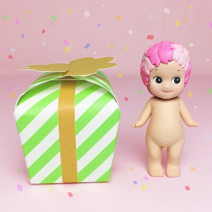 SonnyAngel_PR's tweet photo. 6個目のプレゼントボックスは何が入ってるかな...？🎁
 
Do you have any clue with the 6th gift box?🎁 

https://t.co/bgDzwoMz2F
#SA14th #sonnyangel #ソニーエンジェル https://t.co/kBXln4Jq6H