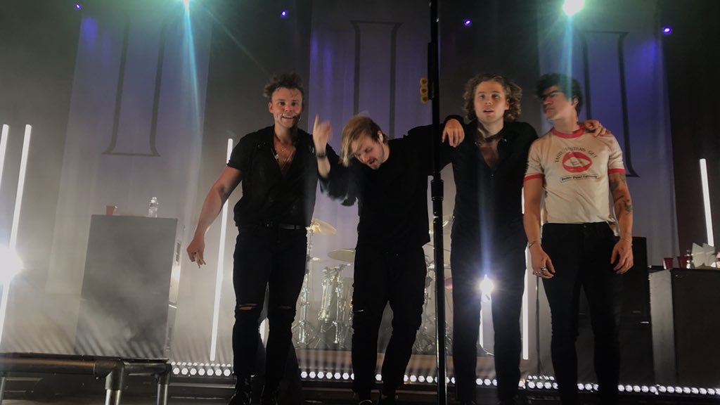 harrymylovebug's tweet image. skinny legends did THAT!! #5SOS3Dallas @5SOS