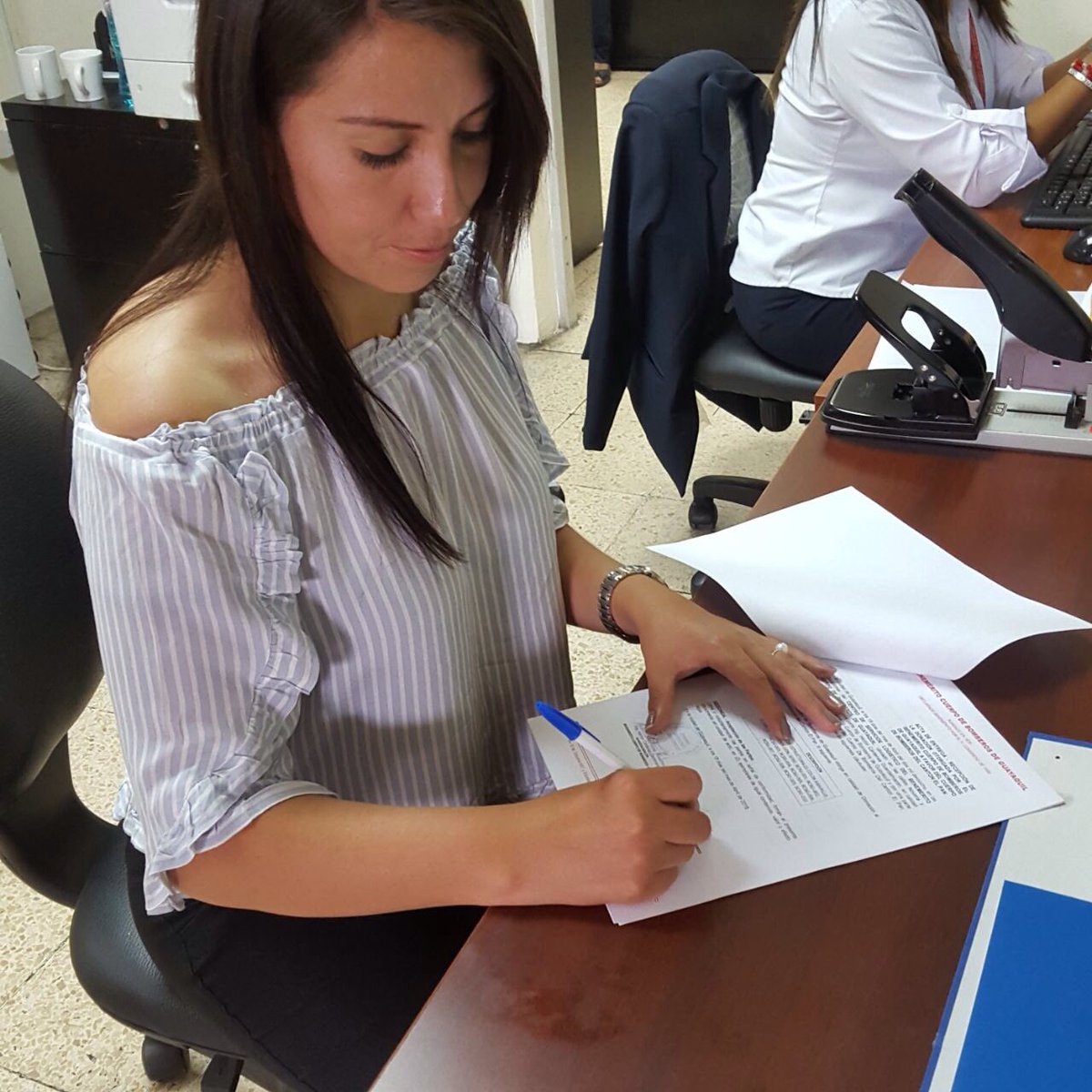 BomberosElPan's tweet photo. @eliana_aracely, Comandante del Cuerpo de Bomberos del @munielpan recibió la donación de 10 cascos para incendios estructurales por parte del Benemérito Cuerpo de Bomberos de #Guayaquil. #MartínCucalón #BomberosUnidosEc https://t.co/dBJXRPxH56