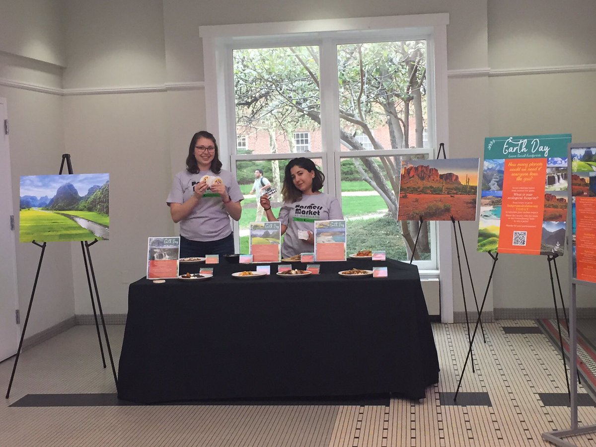 emily_futureRD's tweet photo. Had so much fun with @jboelwerth at @UMDdining Earth Day event! https://t.co/WhpuMbEgOo