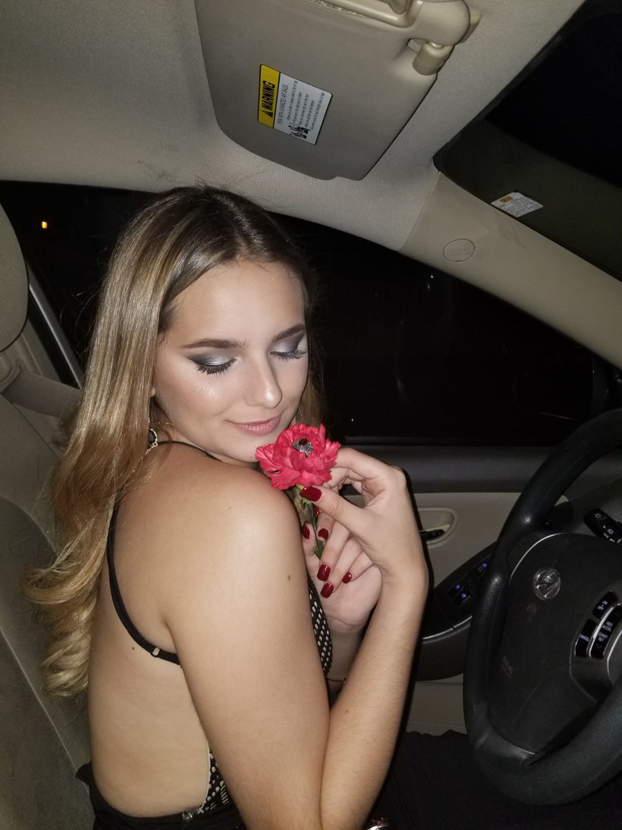 jazminneadle's tweet image. Half way there🎓😎 #upperclassmen #onemorefreakingyear