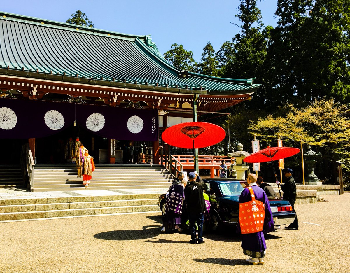 enryakuji_hiei's tweet photo. 午前10時から「山家会」の講経論義が行われました。お座主様と探題様ご高齢なので御車でご参堂です。
午後1時からは「法華十講」が行われます。
また明日10時からは「曼荼羅供」が行われます。天台声明でお聞きいただけますからどうぞご参拝下さい。

#延暦寺 #比叡山 #滋賀 #大津 #京都 #法要 https://t.co/FKpb69Ni55