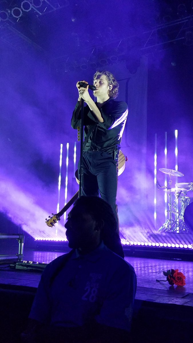 lookitsmara's tweet image. BEST SHOW OF MY LIFE. WORTH SLEEPING ON THE STREETS FOR 3 DAYS. THANK YOU @5SOS for an incredible night! #5SOS3Dallas