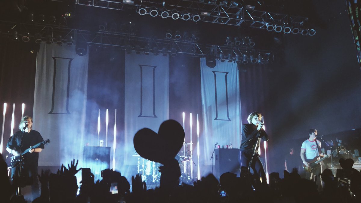 thatsoashlin's tweet image. youngblood 
#5SOS3Dallas