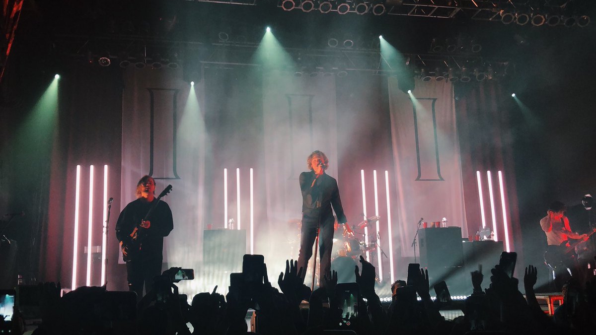 thatsoashlin's tweet image. youngblood 
#5SOS3Dallas