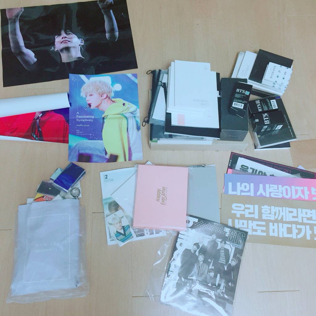 __BTS__lovely's tweet photo. RT

굿즈 정리하다가 박스가 넘쳐서 하는 나눔🐰
 빌보드 단체.ver/공굿/비공굿 
사진에 있는 것들 섞어서 보내드릴게요:D
택배비 제가 냅니다ㅋㅋㅋ🤙🤙
잡다한게 많아서.. 싫으신 분은 참여 No
반응 없음 조용히 삭제할게요..쮸글

(당발 4/29 편의점 택배)

#PremiosMTVMiaw #MTVBRKPOPBTS @BTS_twt https://t.co/xGPIeRrr9u