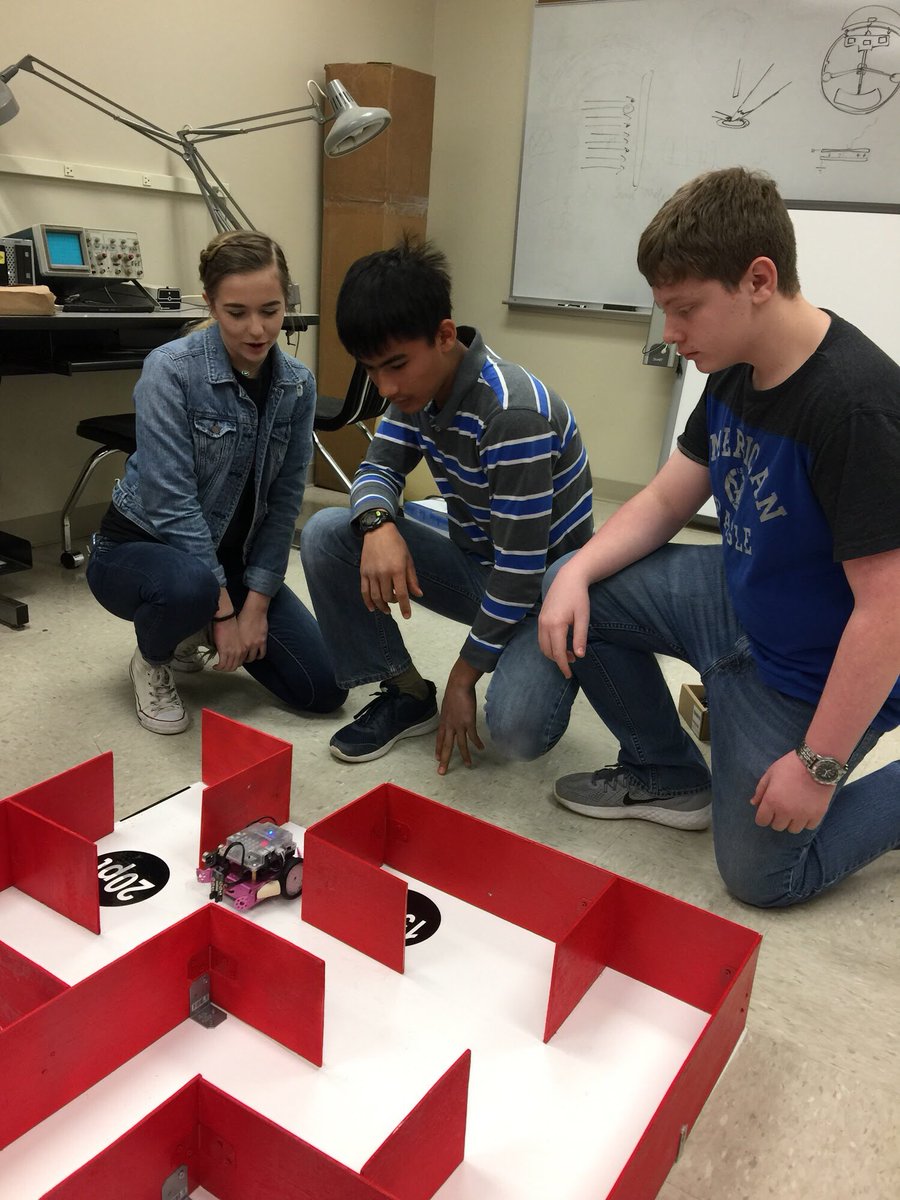 mswitzerjohnson's tweet photo. Henderson State University’s amazing physics, engineering and biology departments and The STEM Center hosted the 2018 High School Science Olympics! This was such a fun day that I am already excited thinking about next year’s event! #LiveReddie #hsustemcenter #ARKidsCanCode https://t.co/DVJquKhjgp