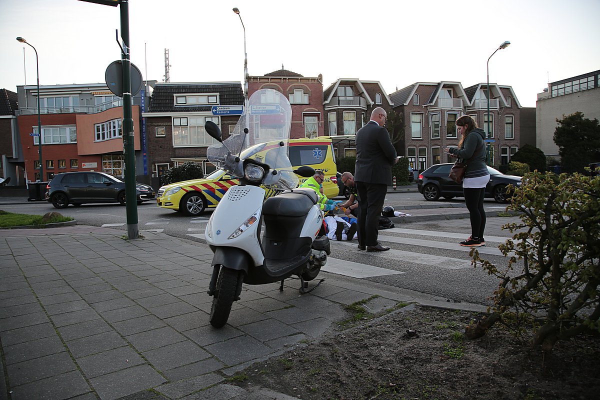 DeKuijper's tweet photo. #Scooterrijder weer #thuis na #ongeval #Stationsweg in #Woerden
Foto´s Alex de Kuijper
https://t.co/k71U0vleAA https://t.co/w2osqWPIjX