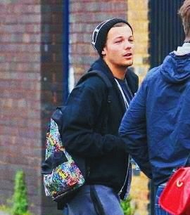 louisewt91's tweet photo. ⚘ୣ— larry au¡! 

onde h&amp;l estão no metrô lotado, h conseguiu assento, mas l está de pé e por isso styles gentilmente oferece para segurar a mochila de louis, porém l fica tão nervoso com a beleza de h que acaba esquecendo a mochila quando desce, agora harry precisa ir atrás dele https://t.co/X7jf0PEzJD